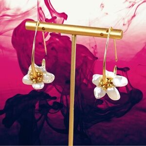 ❤️🆕 Women’s 18K gold-plated Cultured Pearl flower design drop Earrings